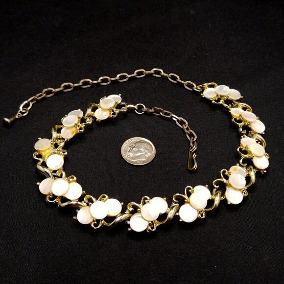Vintage Mid-Century Mother of Pearl Choker Necklace, Gold Tone, 1950s, 16 1/2 In - Picture 7 of 8
